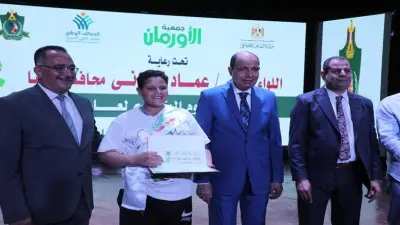 محافظ المنيا يكرم أمهات مثاليات ويوزع مساعدات مالية وعينية للأسر الأولى بالرعاية