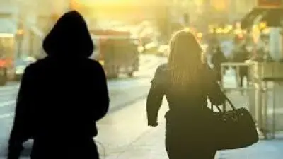 إحالة بائع ورد للجنايات لتهديده فتاتين بفيديوهات خادشة للشرف