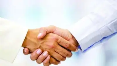 ليست بدعة.. الإفتاء: المصافحة بين المصلين بعد الصلاة تقوي أواصر المودة