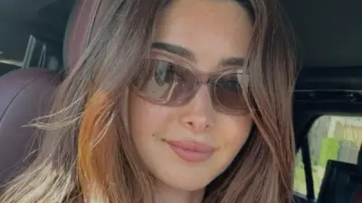 هنا الزاهد تتألق بإطلالة كاجوال عفوية من داخل سيارتها