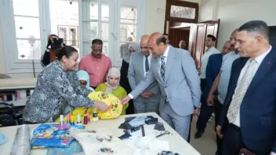 محافظ أسيوط يتفقد مركز تأهيل الفتيات ذوي الإعاقة بالفتح ويشيد بالمنتجات اليدوية