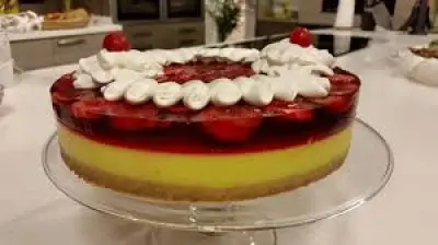 طريقة عمل كيكة كريمية بالفراولة والكاسترد بمكونات بسيطة