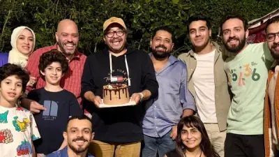 حسام داغر يحتفل بعيد ميلاده مع أصدقائه في مفاجأة غير متوقعة