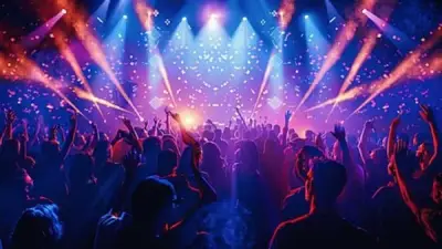 تفاصيل صادمة في حفل أكتوبر الفاضح: شابان يرتديان فساتين حريمي وميكب