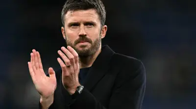 مانشستر يونايتد يحصر خيارات تدريب الفريق في كاريك وإنريكي فقط