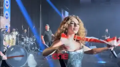 ميريام فارس ترفع العلم اللبناني وتتحدى الشعر في حفلها بالمكسيك