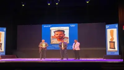 كامل الباشا يتسلم درع تكريم المخرج الفلسطيني أحمد الدنف بمهرجان الإسكندرية للفيلم القصير