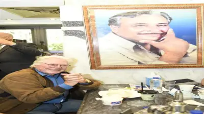 سر زيارة حسين فهمي لمطعم كشري مع فريق مهرجان القاهرة السينمائي