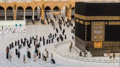 لماذا الطواف عكس عقارب الساعة؟ عالم بالأوقاف يكشف دلالاته الروحية