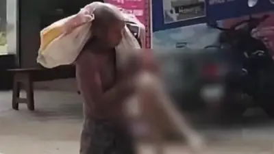 رجل يحفر قبر شقيقته ويحمل هيكلها العظمي للبنك لسحب أموالها في الهند