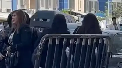 أسرة ميدو تصل لمحكمة الطفل بالأميرية لحضور محاكمة ابنه في قضية مخدرات