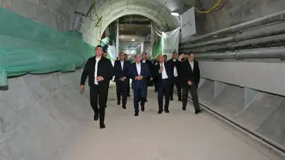 السيسي يتفقد محطة مترو الأهرامات ويشغل ماكينة حفر الأنفاق