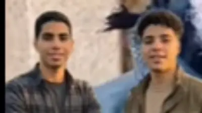 فاجعة تهز القلوب.. أم تودع ابنيها في حادث مأساوي وجارتهم: رحيل شقيقين وخالتهما أحدث صدمة كبيرة