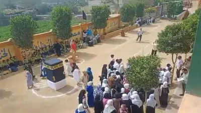 بمجسم الكعبة وملابس الإحرام.. تلاميذ ببني سويف يجسدون مناسك الحج