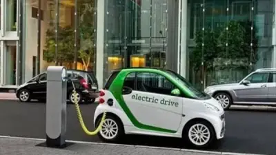 أضرار بيئية وتحديات تواجه السيارات الكهربائية رغم انتشارها