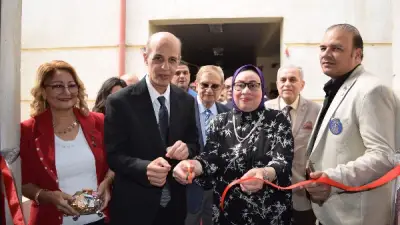 رئيس جامعة بني سويف يفتتح معرض الملابس الخيري ويكرم المدير التنفيذي للمستشفيات