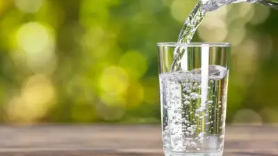 شرب المياه المبردة بكثرة قد يشكل خطرا على صحتك في الصيف