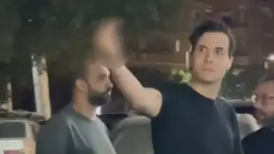 أمير عيد يتصدر الترند بعد إشارة مثيرة للجدل في عزاء والد طليقته