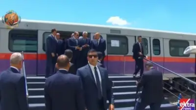 الرئيس السيسي يتفقد عربة مترو بمصنع نيرك في احتفالية عيد العمال