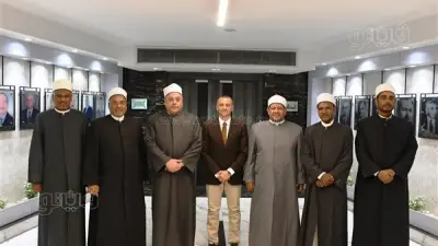 محافظ أسوان يبحث مع وكيل الأزهر تنظيم القوافل الدعوية وتعزيز الوسطية