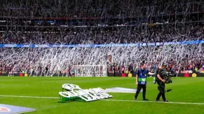 جماهير أتلتيكو مدريد ترمي ورق المرحاض أمام آرسنال.. ما السبب؟
