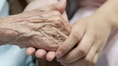 الأبناء في مقدمة المسؤولين عن نفقات رعاية المسنين وفقًا للقانون