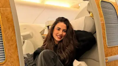 درة تخطف الأنظار بإطلالة كاجوال عصرية عبر إنستجرام.. الجينز والبلوفر يبرزان رشاقتها