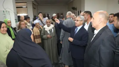 محافظ بني سويف يستمع لشكاوى المواطنين ويوجه بتسجيل بياناتهم للمتابعة