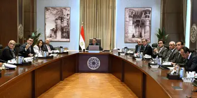 رئيس الوزراء يعلن زيادة استثنائية للمعلمين والعاملين في القطاع الصحي