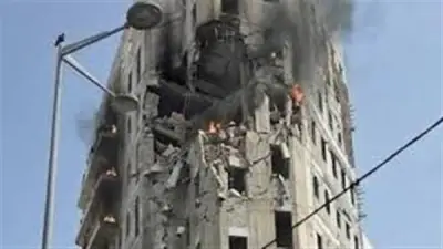 إعلام عبري: صاروخ انشطاري يصيب مبنى بشكل مباشر في بني براك قرب تل أبيب