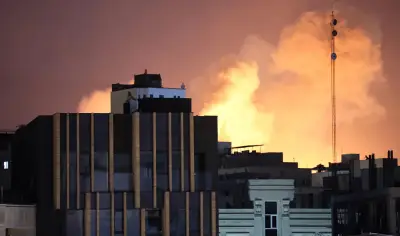 إعلام إيراني: قصف مكثف لميناء بندر عباس الواقع على مضيق هرمز