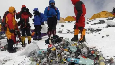 فضيحة على قمة العالم: تفكيك شبكة احتيال في جبل إيفرست بعد تسمم متسلقين وعمليات إنقاذ وهُم