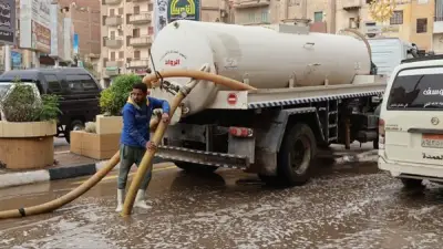 مياه الفيوم تدفع بجميع معداتها لمواجهة تجمعات الأمطار في الشوارع