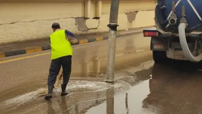 محافظ الجيزة يتفقد عمليات شفط مياه الأمطار لضمان انسيابية حركة المرور