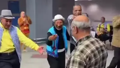 فرقة السمسمية بالإسماعيلية تقدم عرضًا فنيًا حيًا في محطة مترو إمبابة