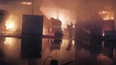 حريق ضخم يلتهم مصنعي زيوت وعصائر بالمدينة الصناعية في نجع حمادي