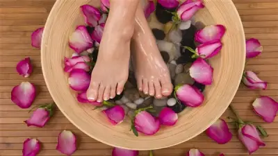 روتين ليلي للعناية بالقدمين: خطوات بسيطة لصحة وجمال دائم باستخدام مكونات طبيعية