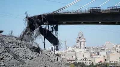 صخور كالمطر.. تفاصيل مرعبة للهجوم الأمريكي على أكبر جسر في إيران