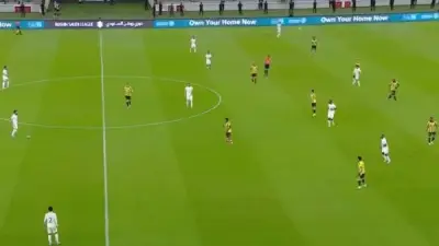 شوط أول سلبي بين الاتحاد والحزم في الدوري السعودي.. وديابي يطرد