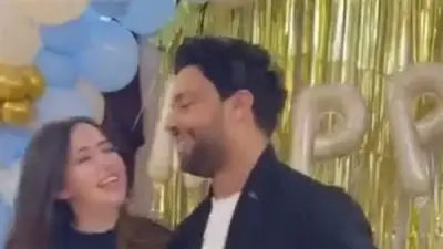 فرح الموجي تُفاجئ زوجها أحمد جمال بحفل عيد ميلاد حميمي وسط الأصدقاء (فيديو)