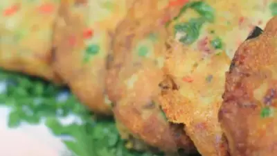 أقراص البطاطس بالبسطرمة: وصفة سهلة ولذيذة لتجربة طهي مميزة في المنزل