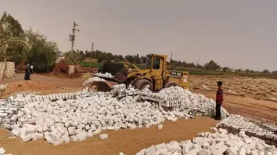 الوادي الجديد يزيل بناءً مخالفاً على أرض زراعية في قرية بولاق فور رصده