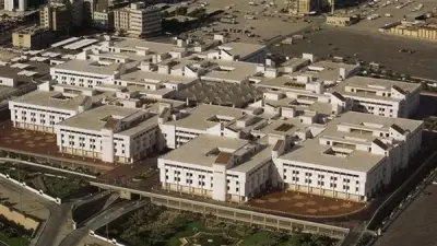 الكويت تعلن عن أضرار جسيمة بمبنى مجمع الوزارات بعد استهداف بمسيرة إيرانية