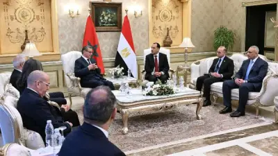 رئيس الوزراء المصري يستقبل نظيره المغربي في مطار القاهرة لتعزيز التعاون الثنائي
