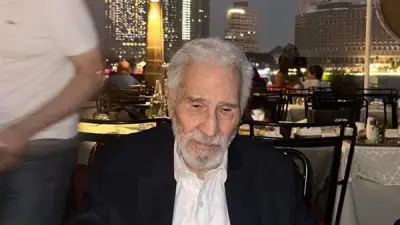 أحمد أبو زهرة يكشف تفاصيل الحالة الصحية لوالده وينفي استخدام جهاز التنفس الصناعي