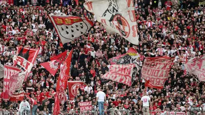 مأساة في مدرجات الدوري الألماني.. وفاة مشجع آينتراخت فرانكفورت إثر أزمة قلبية