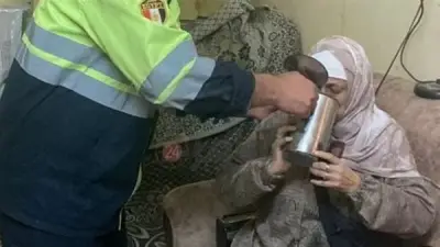 أمن القاهرة يفتح باب شقة مسنة ويساعدها في صرف معاشها بعين شمس