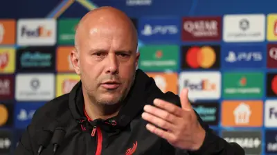 سلوت يكشف موقف إيزاك قبل مواجهة باريس سان جيرمان في دوري الأبطال