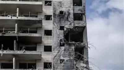 إعلام عبري: إصابة مبنى في بتاح تكفا وسقوط شظايا في بني براك جراء صواريخ إيرانية ويمنية