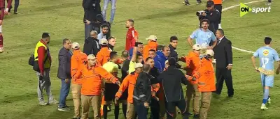 لحظة طرد محمد الشناوي عقب انتهاء مباراة الأهلي وسيراميكا في الدوري